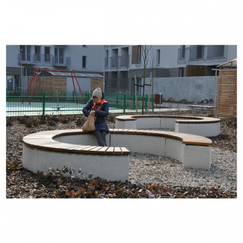 Ławka betonowa łukowa bez oparcia siedzisko drewno 157 cm realizacja małej architektury miejskiej