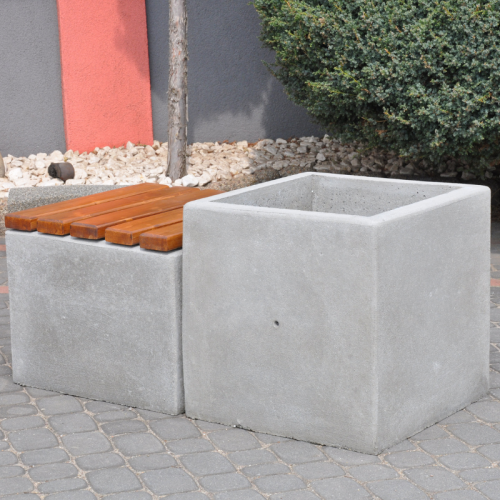 Ławka betonowa kwadratowa 60×60 wys. 50 cm realizcja zdjęcie z koszem