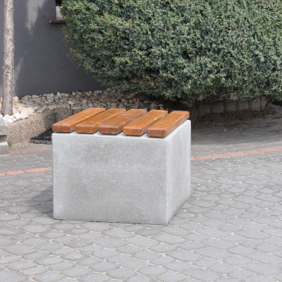 Ławka betonowa kwadratowa 60×60 wys. 50 cm realizcja zdjęcie